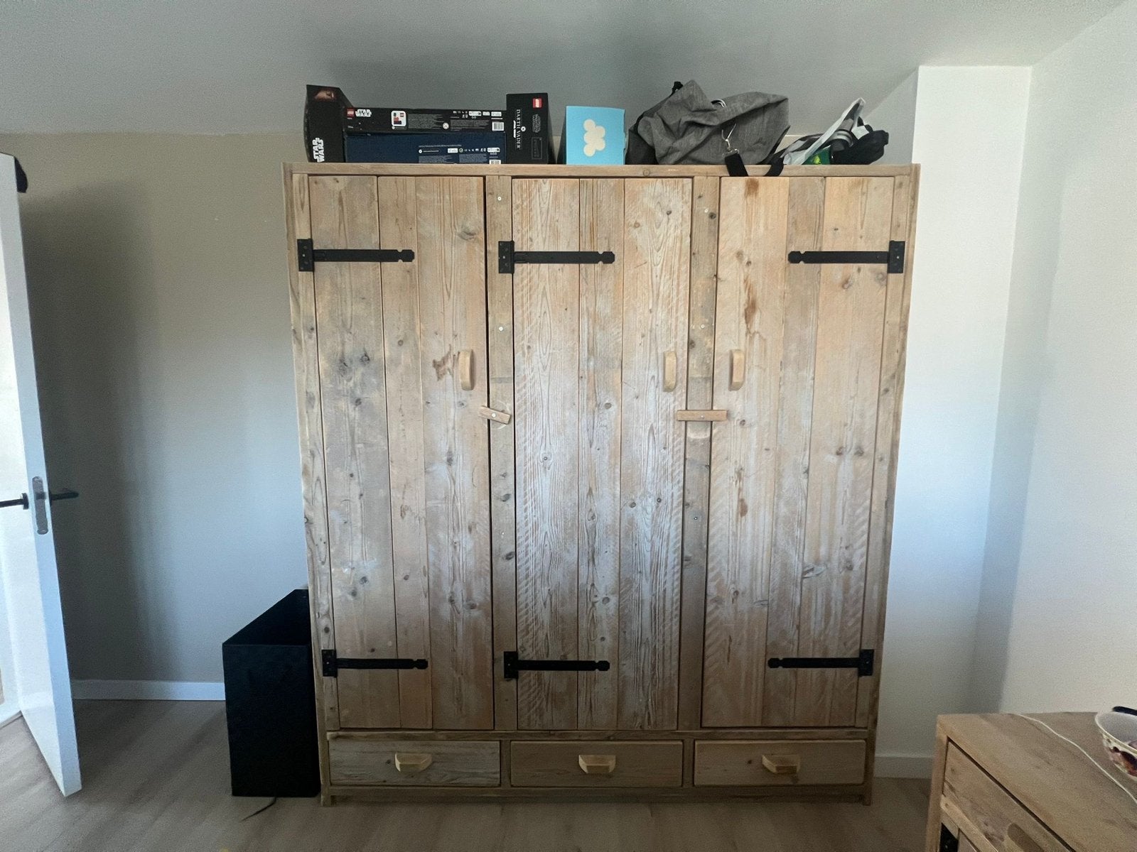 Steigerhouten kledingkast met 2 nachtkastjes, Ophalen, Gebruikt, Met lade(s), 150 tot 200 cm