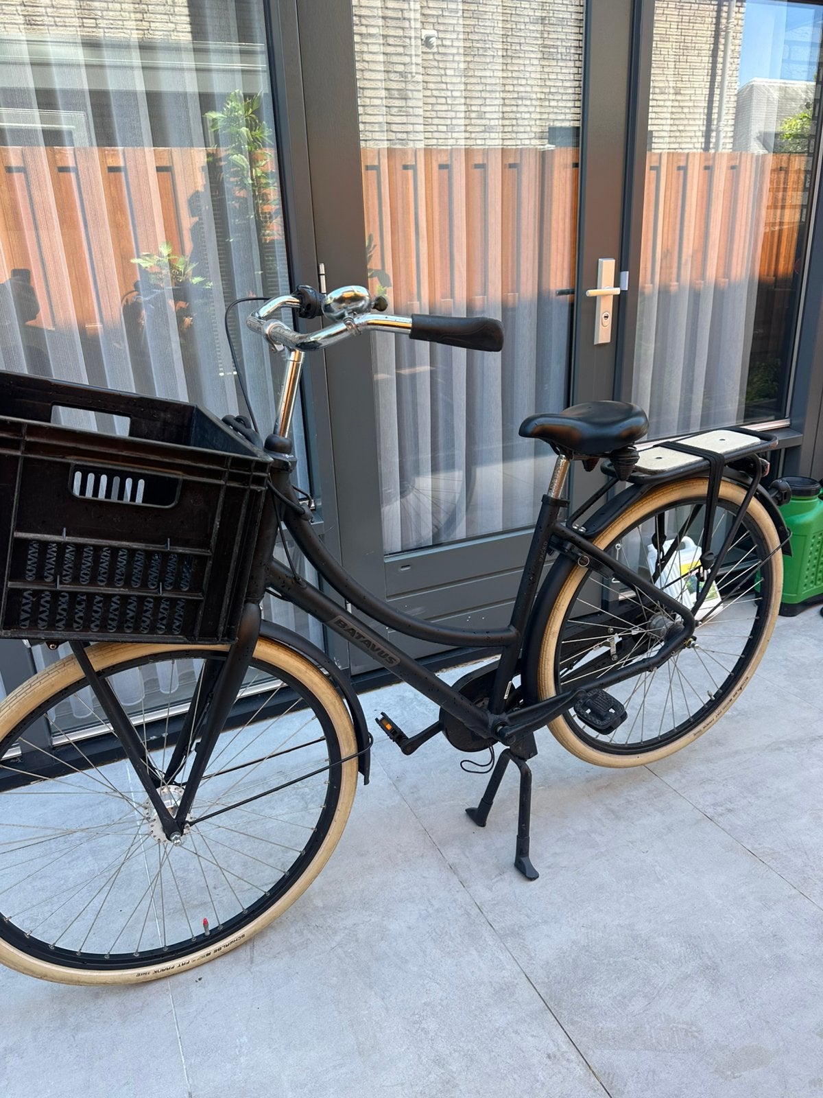 Een zwarte fiets met witte banden van batavus, Fietsen en Brommers, Ophalen, Mandje, Gebruikt, Batavus