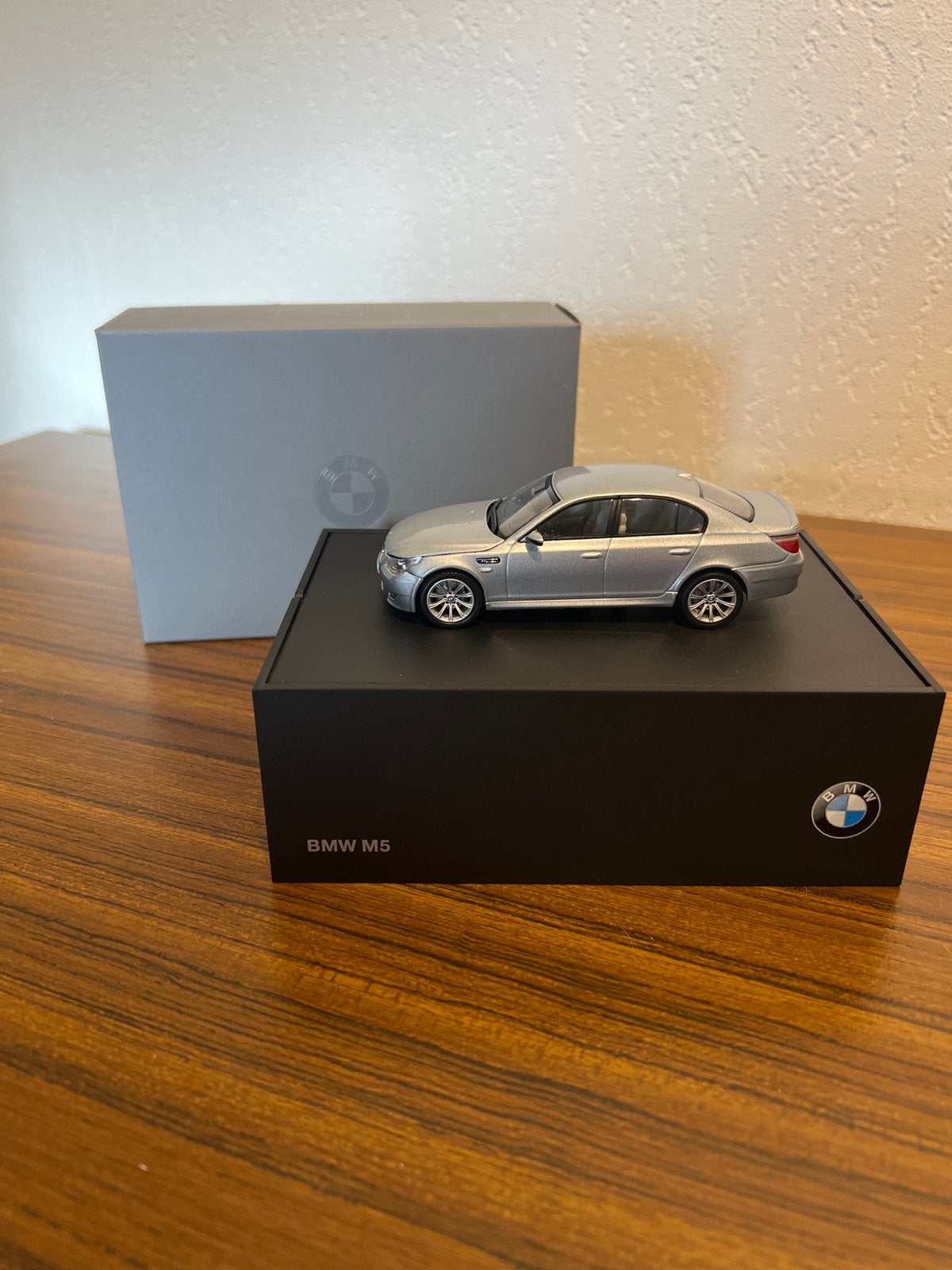 BMW M5 “dealer uitgave” 1:43 - Zo goed als nieuw, Hobby en Vrije tijd, Modelauto's | 1:43, Ophalen of Verzenden, Zo goed als nieuw
