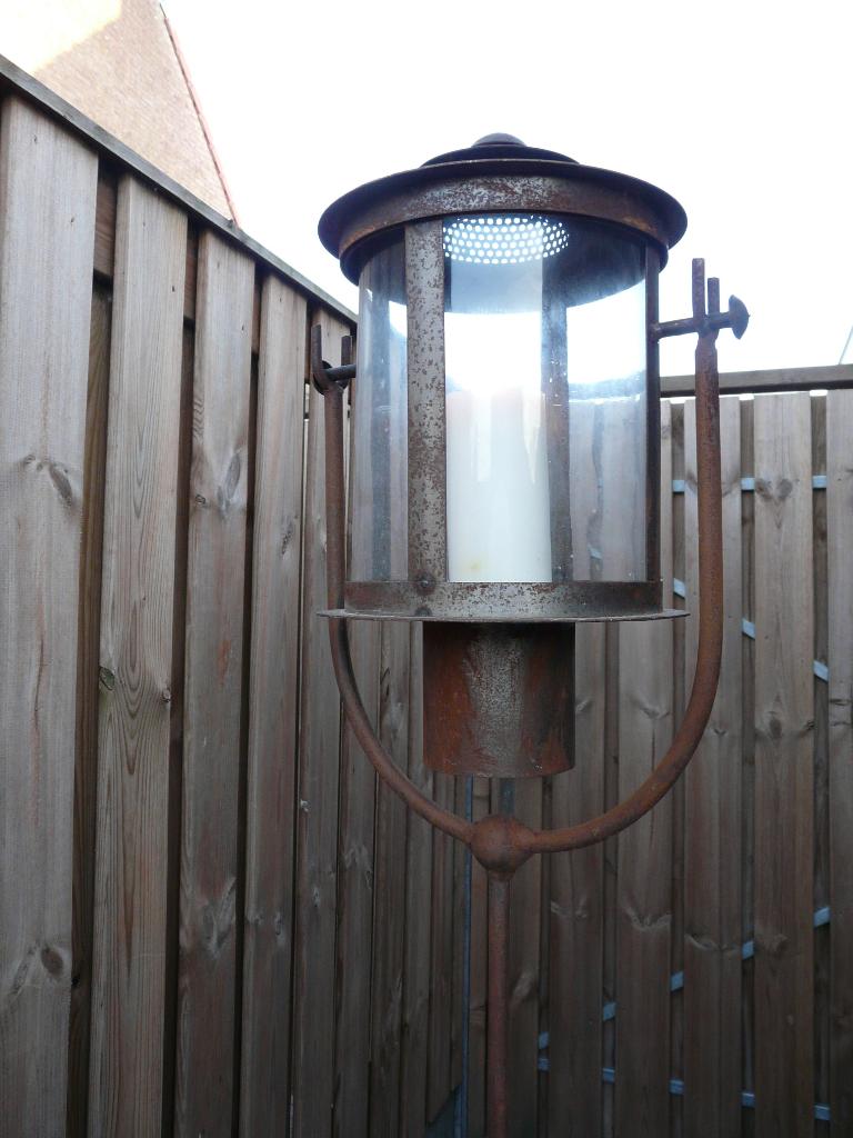 IJzeren windlicht in standdaard, Ophalen, Gebruikt, Staande lamp, Netvoeding