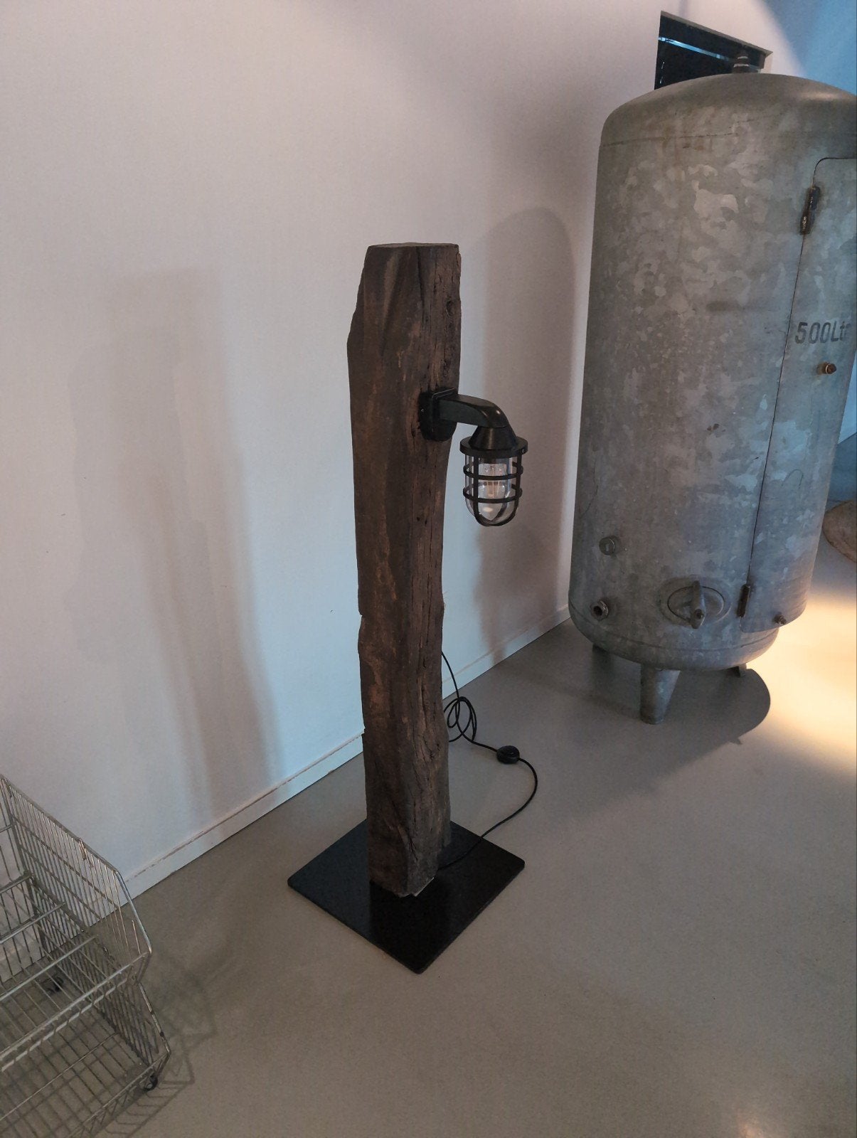 Unieke staande lamp van robuust hout en metaal, Huis en Inrichting, Ophalen, E27 (groot), Zo goed als nieuw, Industrieel, Landelijk, Modern