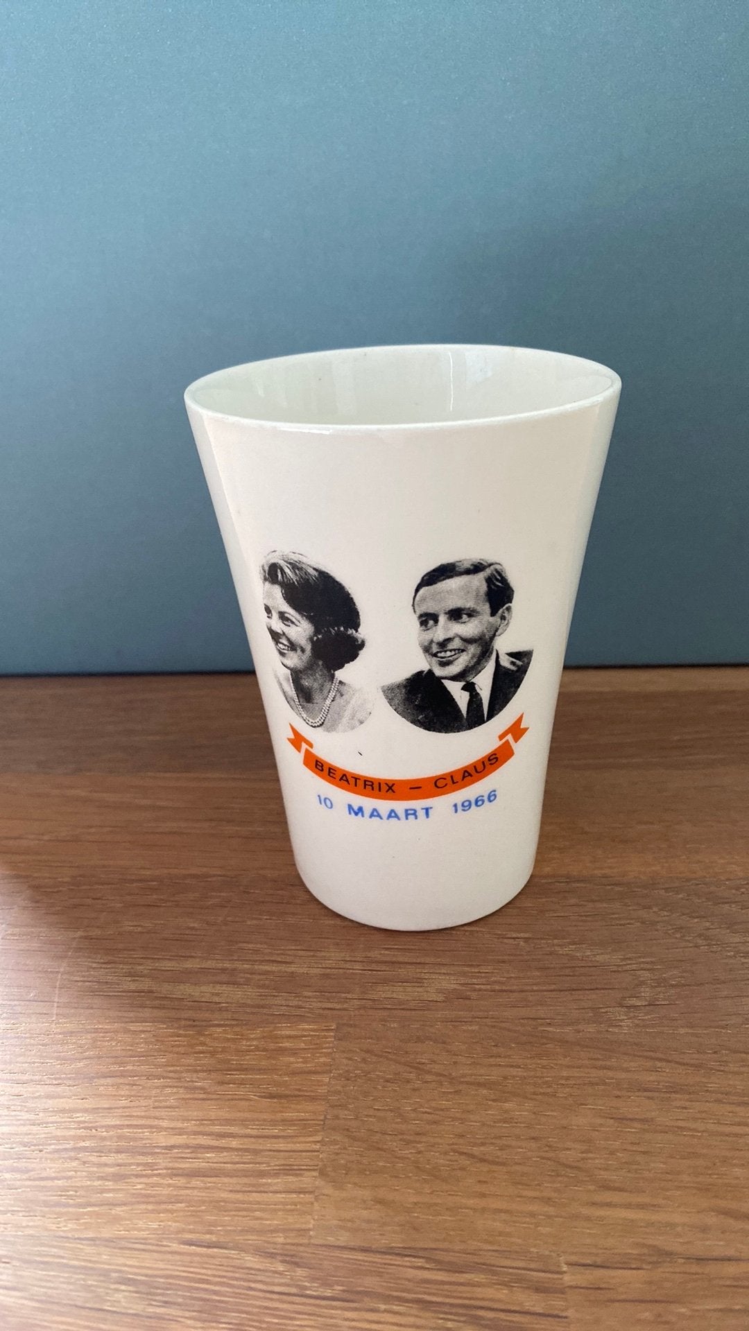 Oranje memorabilia: Beker huwelijk Beatrix en Claus (1966), Verzamelen, Koninklijk Huis en Royalty, Ophalen of Verzenden, Zo goed als nieuw