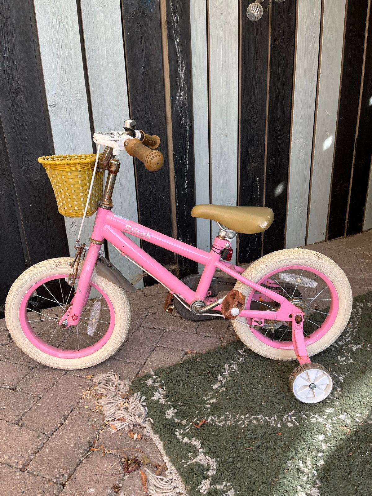 Roze kinderfiets Stitch 14 inch met zijwieltjes en mandje, Fietsen en Brommers, Ophalen, Terugtraprem, Gebruikt, 14 inch of minder