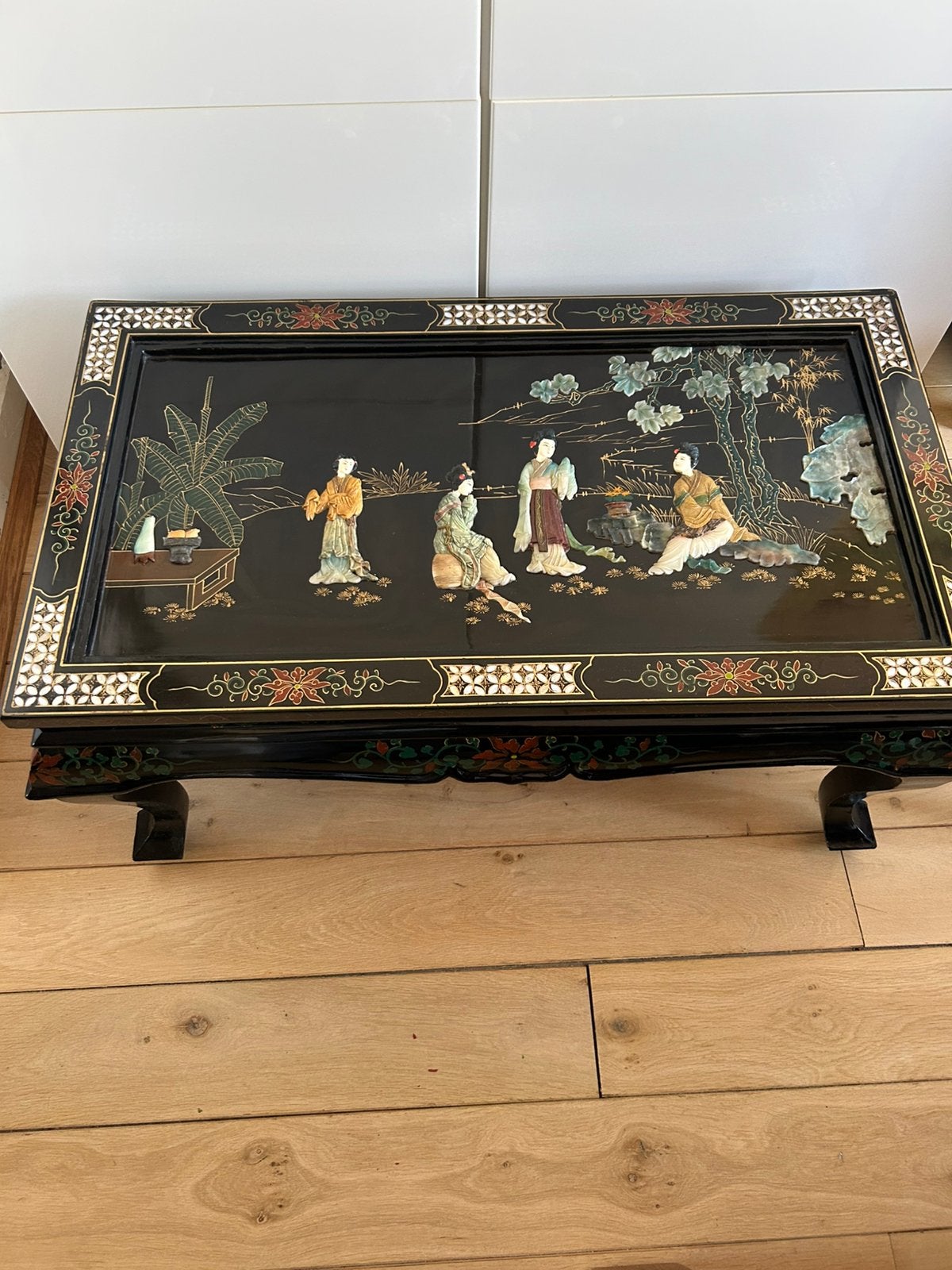 Chinese salontafel met zwart lakwerk, speksteen en parelmoer, Ophalen, 50 tot 100 cm, 50 tot 100 cm, Zo goed als nieuw