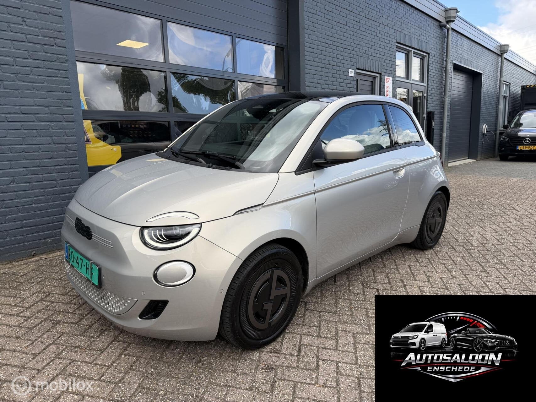 Fiat 500e Giorgio Armani 42 kWh 118 PK Airco Navi Pano Leder, Auto's, Dealer onderhouden, 4 cilinders, 700 kg, 4 stoelen
