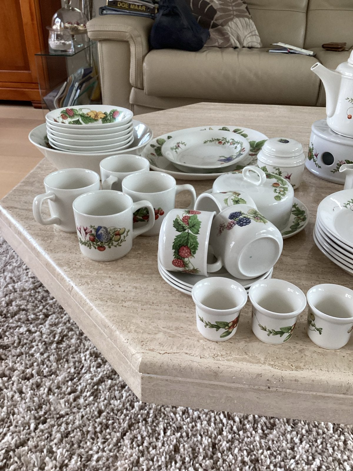 Compleet servies marjolein bastin met bessen en vlinder, Ophalen, Keramiek, Zo goed als nieuw, Overige stijlen