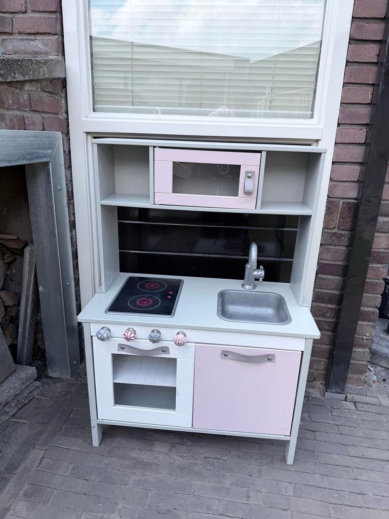 Leuke speelkeuken met magnetron en oven, Kinderen en Baby's, Speelgoed | Speelkeukens, Ophalen, Zo goed als nieuw, Hout, Speelkeuken
