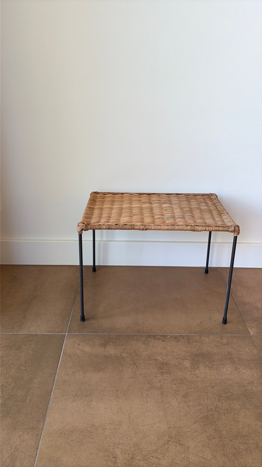 Vintage rotan wicker bijzettafeltje bankje Artimeta, 45 tot 60 cm, Minder dan 55 cm, Rond, Ophalen of Verzenden