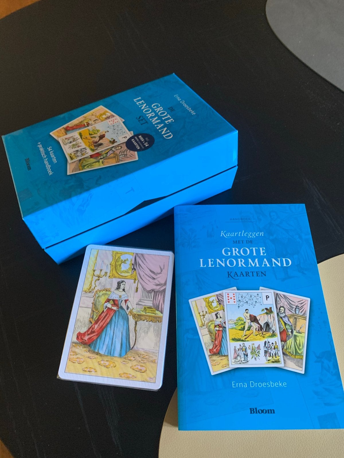 NIEUW! De Grote Lenormand Set - Kaartleggen + boek, Ophalen of Verzenden, Nieuw, Tarot of Kaarten leggen, Instructieboek