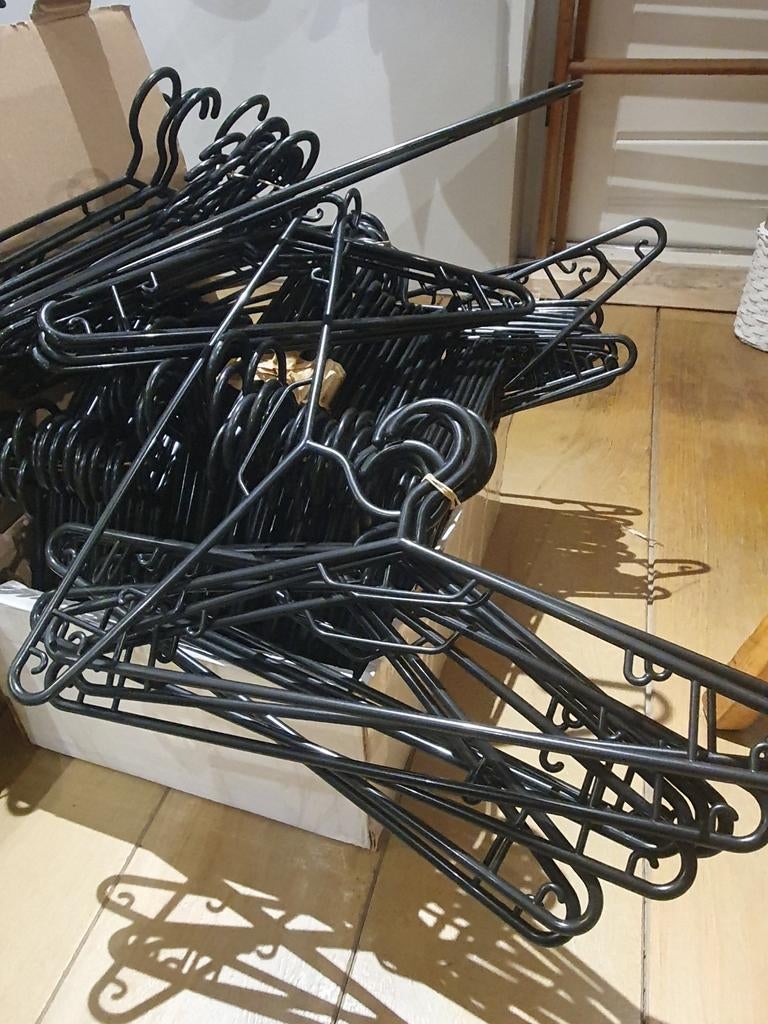 165 stuks kunststof kledinghangers, Ophalen