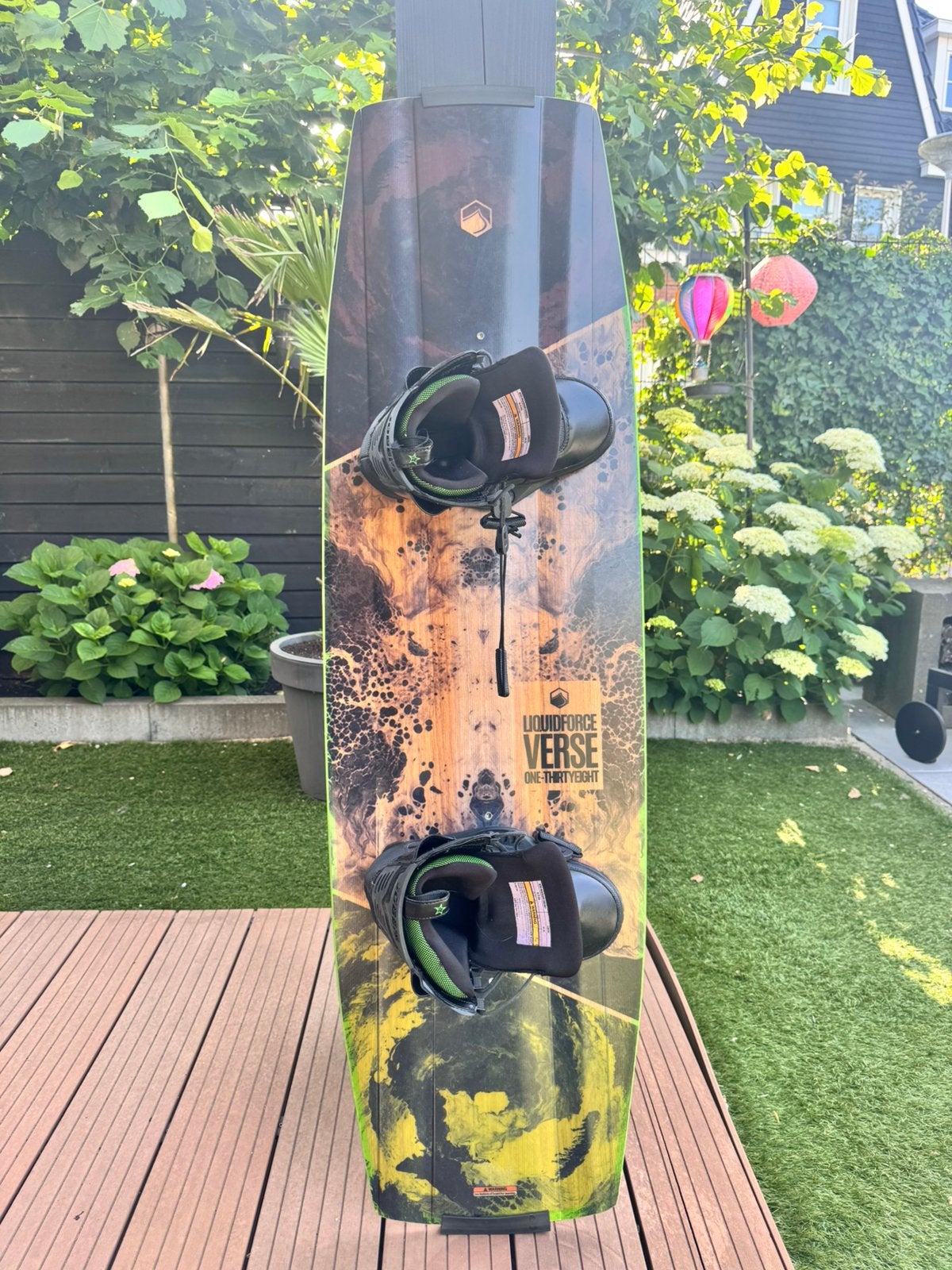 Liquid Force Verse 138 met Jobe boots (40-44), Watersport en Boten, Wakeboarden, Ophalen, Zo goed als nieuw, Board en Schoenen