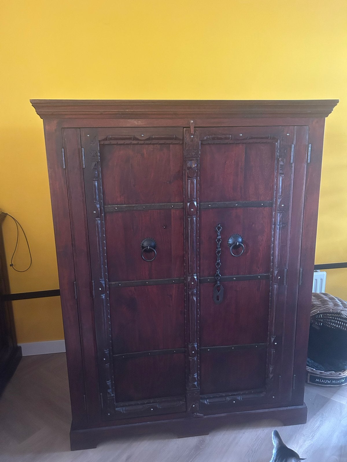 Antieke houten kast met decoratieve metalen details, Ophalen