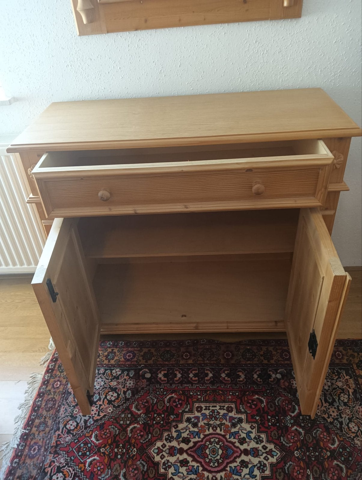 Massief grenen dressoir met spiegel, Ophalen, Gebruikt, 100 tot 150 cm, Met lade(s)