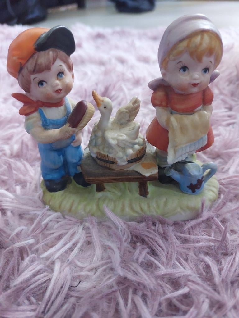 Vintage Porseleinen Beeldje: Jongen, Meisje en Gans, Ophalen of Verzenden