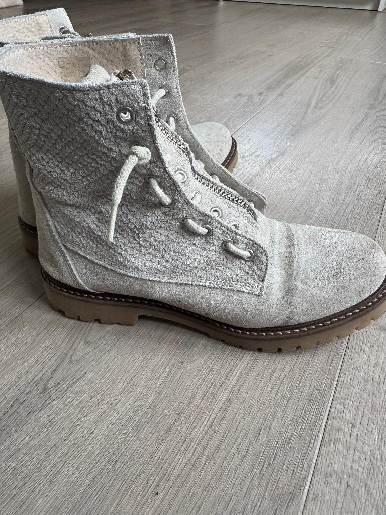 Beige suède dames schoenen netjes maat 39 DZ, Schoenen met lage hakken, Beige, Ophalen of Verzenden, Gedragen