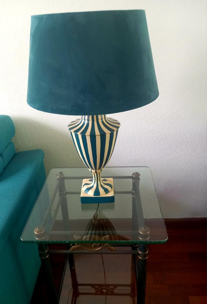 Stijlvolle tafellamp met blauw-wit gestreepte voet, 50 tot 75 cm, Ophalen of Verzenden, Zo goed als nieuw, Modern, Klassiek, Decoratief