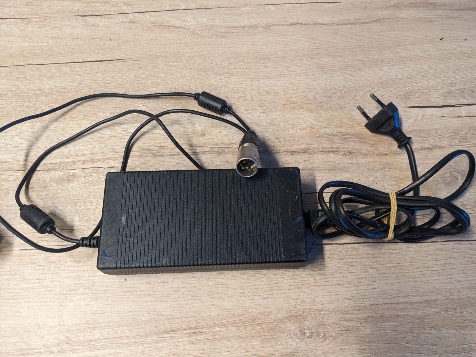 Delta Acculader Model DPS-114FB A, Gebruikt
