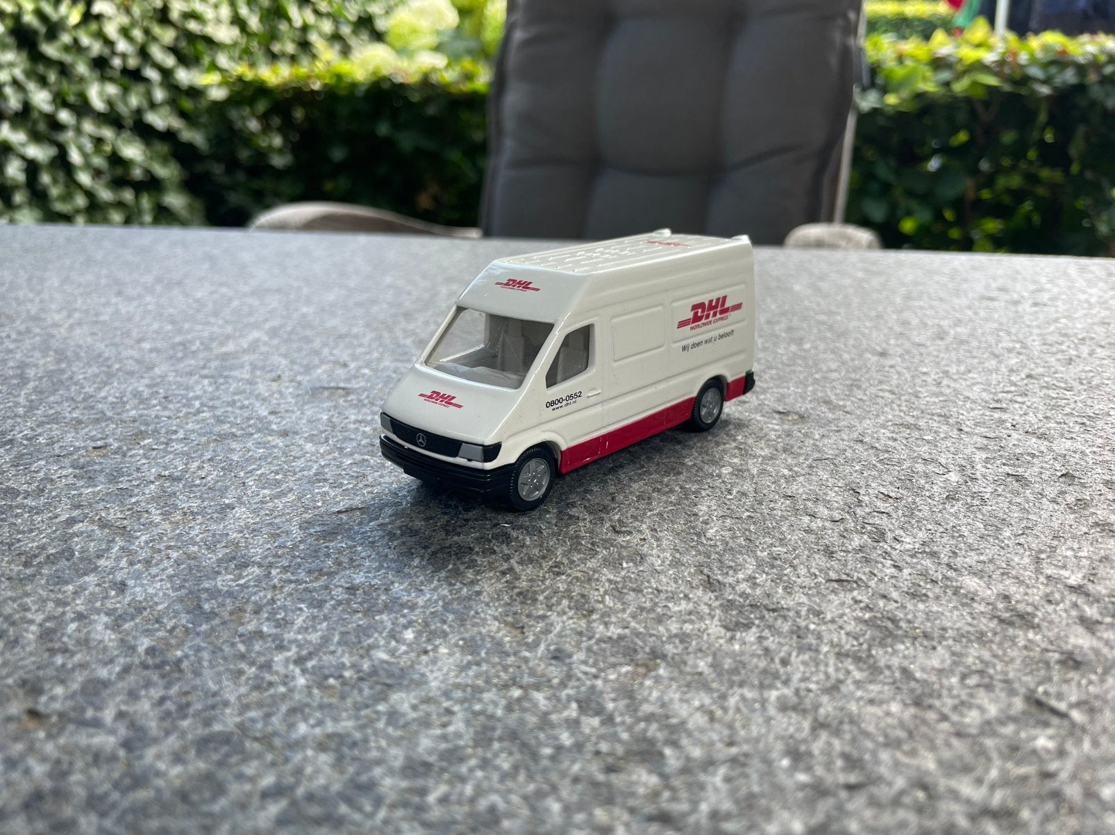 Siku 1929 - Mercedes Sprinter DHL Wij doen wat u belooft, Hobby en Vrije tijd, Modelauto's | 1:50, Ophalen of Verzenden, Zo goed als nieuw