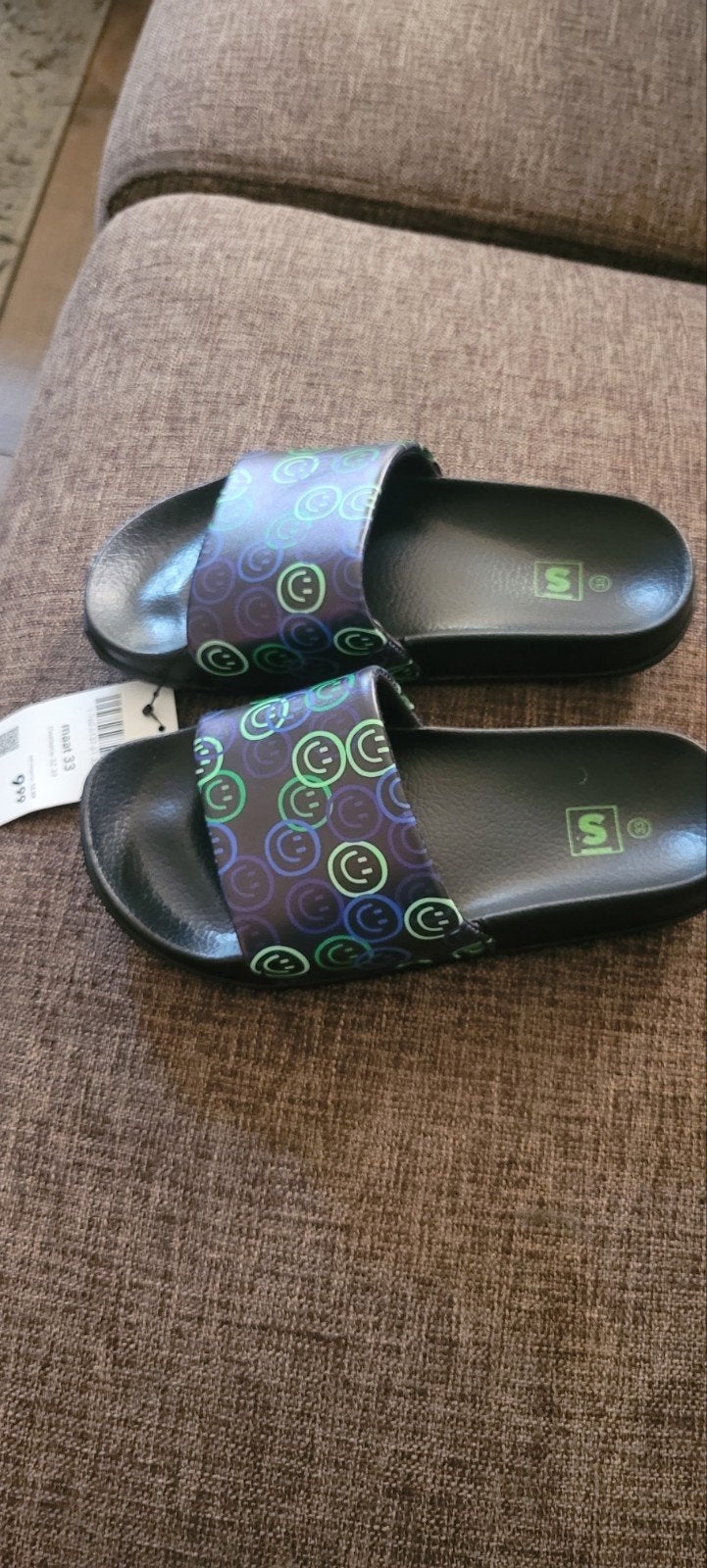 Zwarte slippers met smiley print - Maat 33, Kleding | Dames, Ophalen, Nieuw