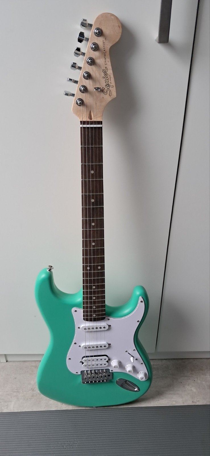 Squier Stratocaster by Fender - Zo goed als nieuw, Muziek en Instrumenten, Ophalen of Verzenden, Zo goed als nieuw, Solid body