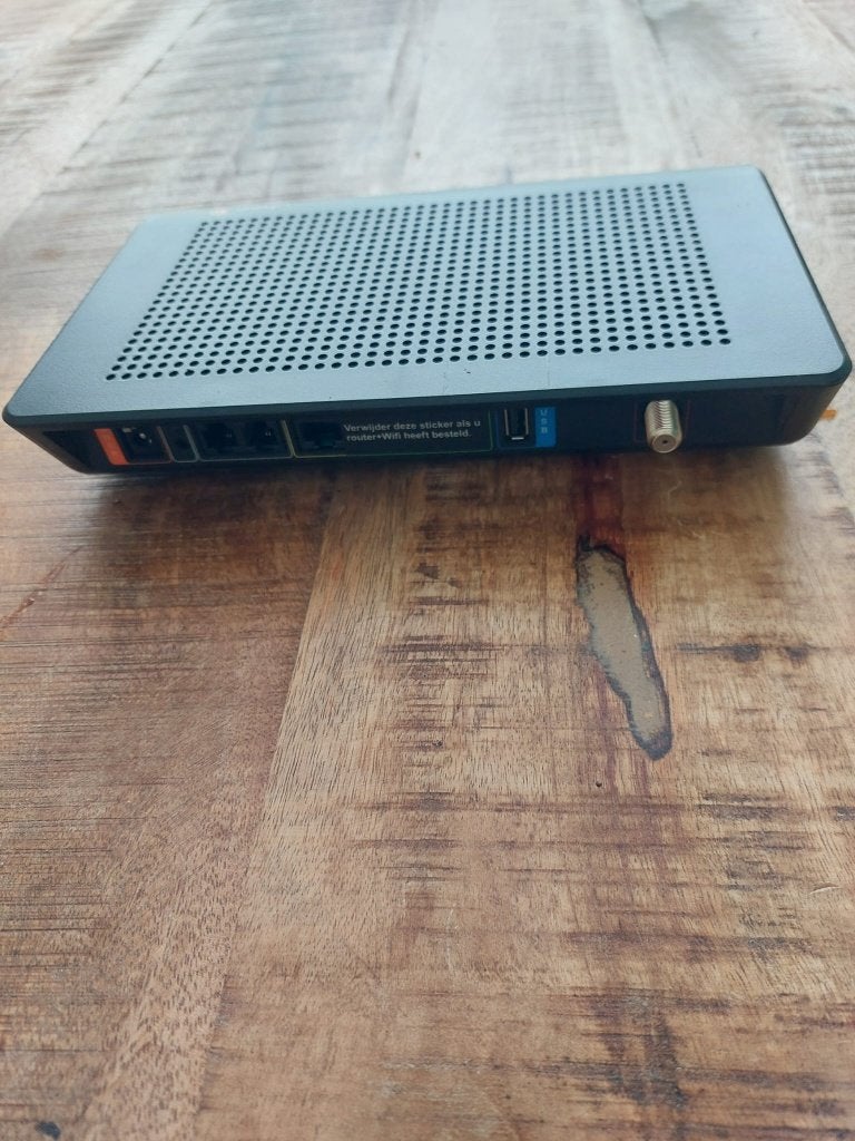 Ubee EVW3200  Router modum., Ophalen of Verzenden, Gebruikt, Router met modem