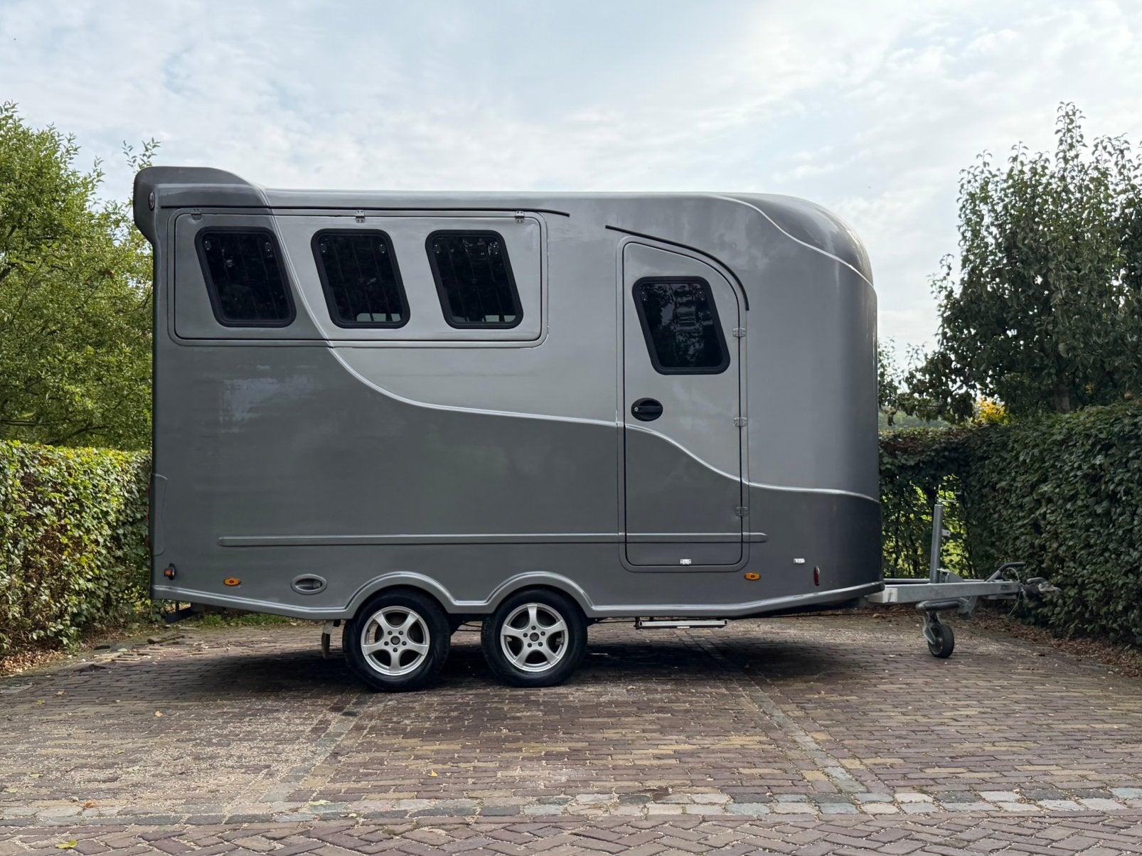 Zeer mooie 3 paards steinsberger met luxe living, Ophalen, Info@ttpaardentrailers, Zo goed als nieuw, TT paardentrailers