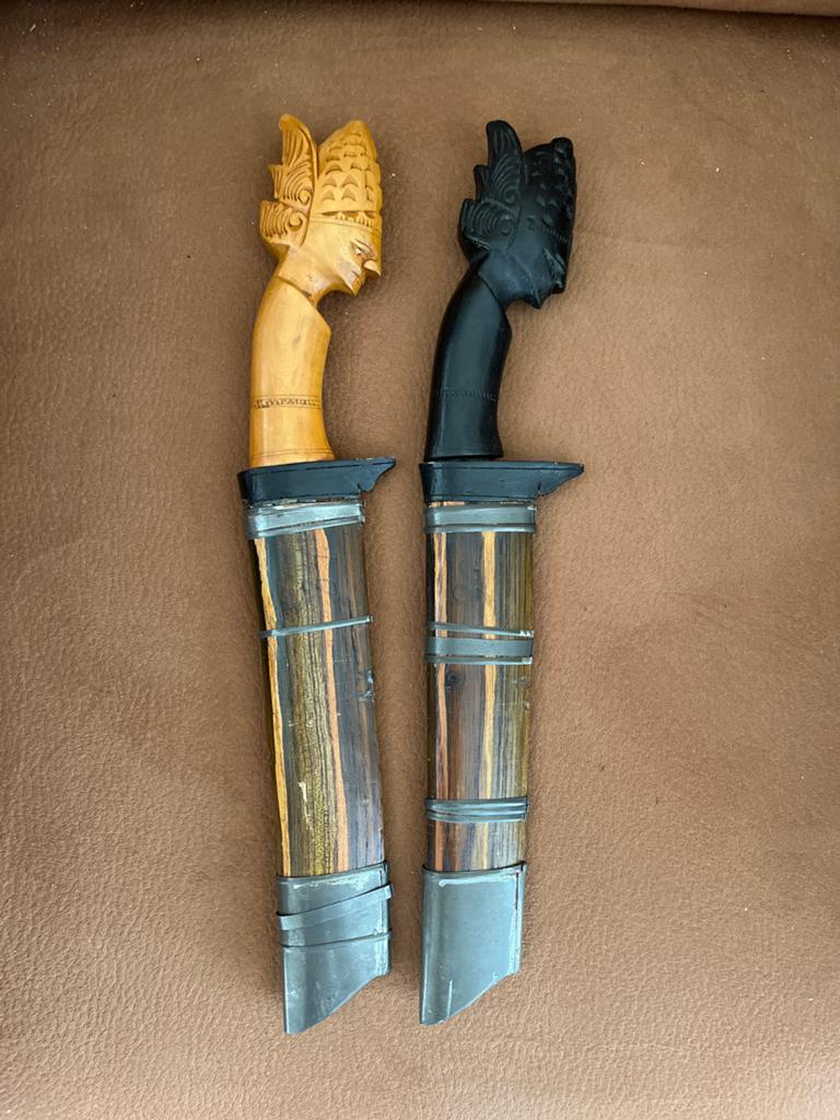 Set van 2 traditionele Indonesische kapmessen met schede, Antiek en Kunst, Ophalen of Verzenden