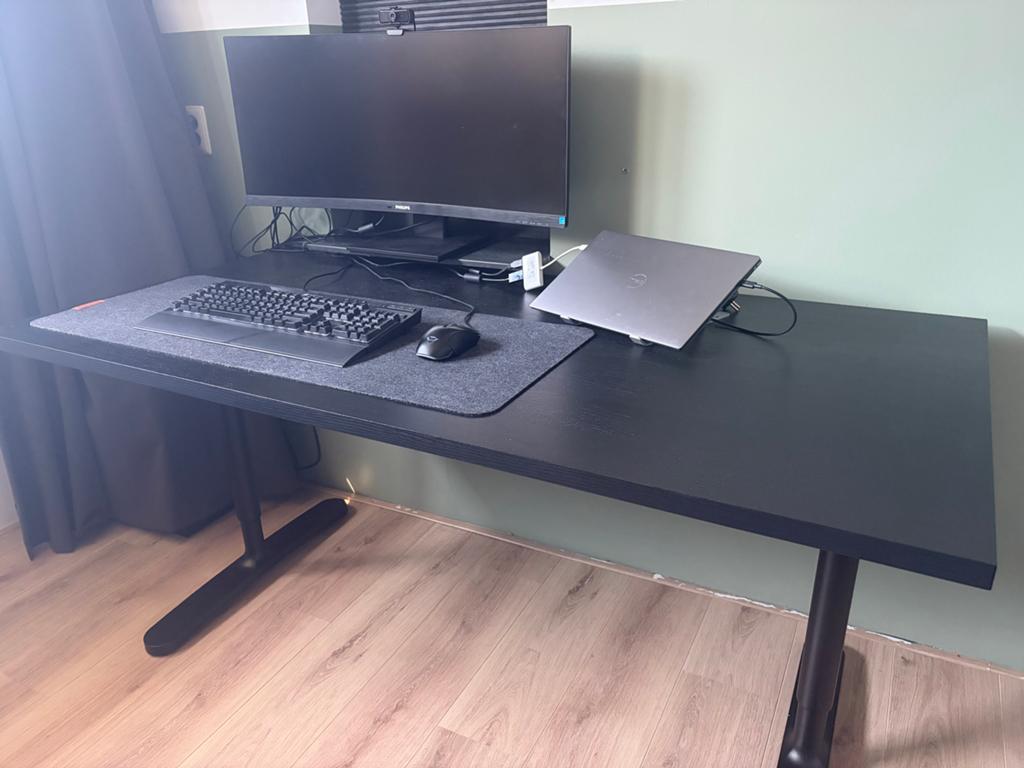 IKEA IDÅSEN Bureau Zwart 160x80 cm, Huis en Inrichting, Bureaus, Ophalen, Zwart, Spaanplaat of MDF, In hoogte verstelbaar