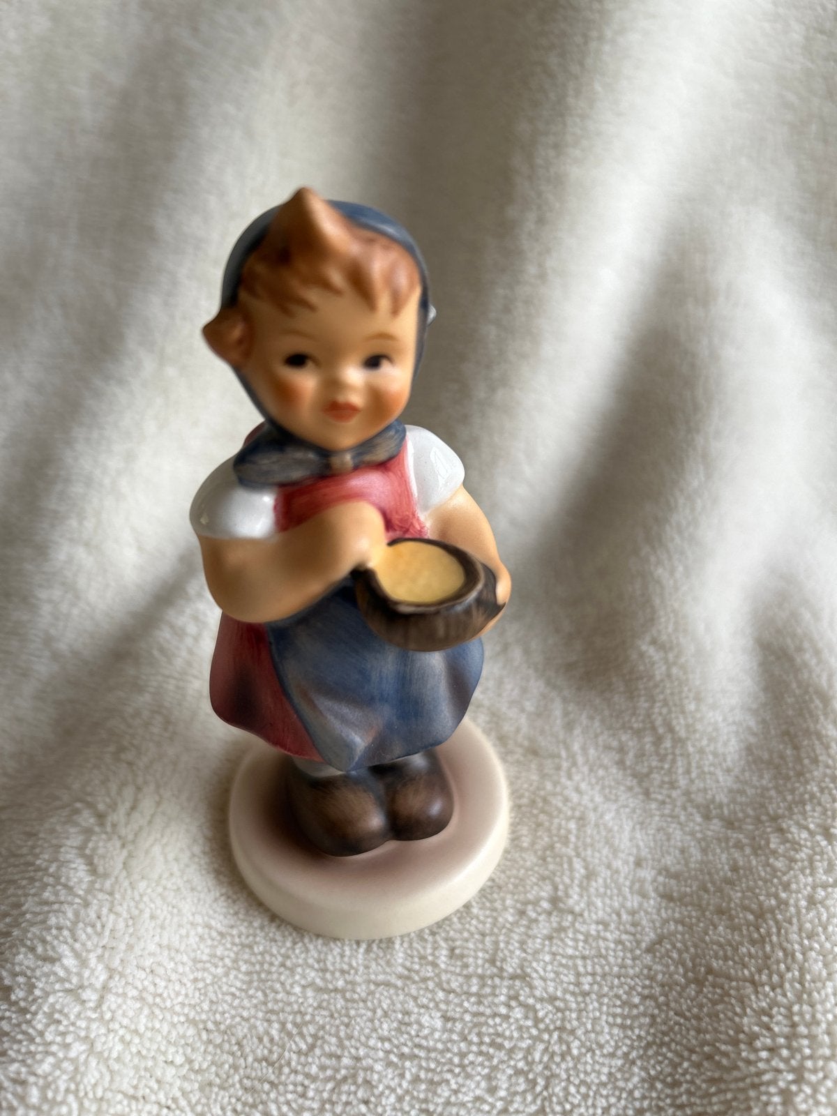 Hummel beeldje: meisje met kom, Goebel, 1992, Ophalen of Verzenden, Zo goed als nieuw, Hummel