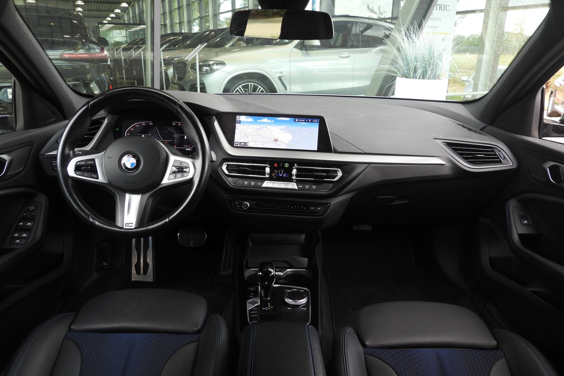 BMW 1 Serie 118i M Sport Automaat / Sportstoelen / Comfort A, Auto's, 136 pk, Gebruikt, Met garantie (alle), Leder en Stof