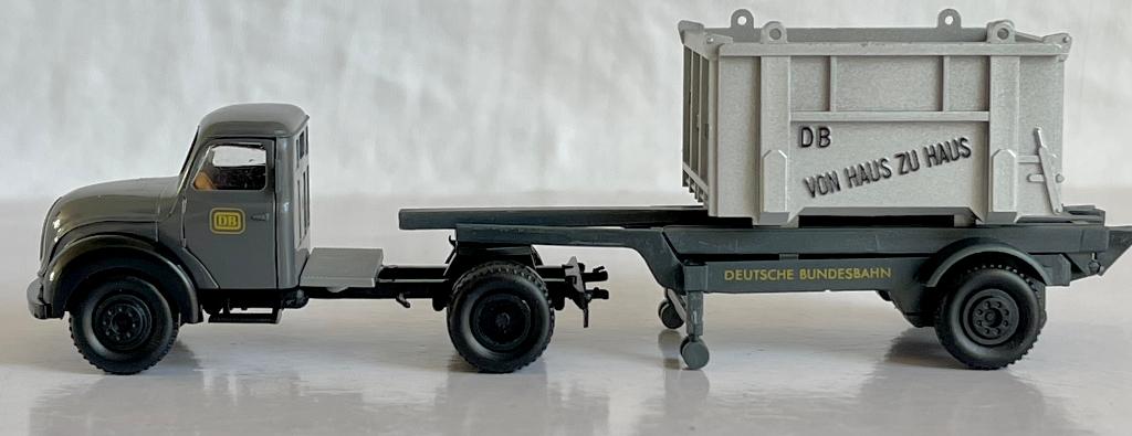Brekina 4268: Magirus met von Haus zu Haus container van DB, Hobby en Vrije tijd, Modeltreinen | H0, Overige merken, Gelijkstroom