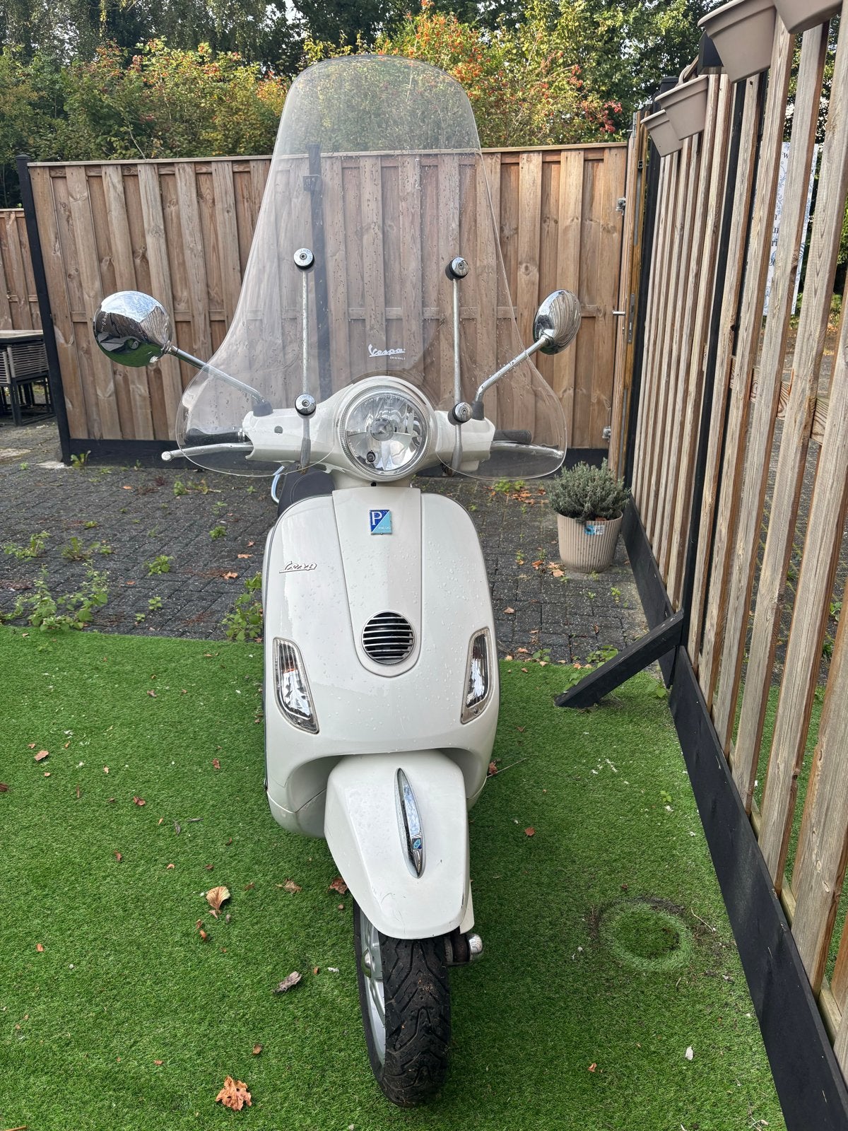 Vespa LX 50 4V - Witte scooter met windscherm, Fietsen en Brommers, Ophalen, Gebruikt, Maximaal 45 km/u, Benzine