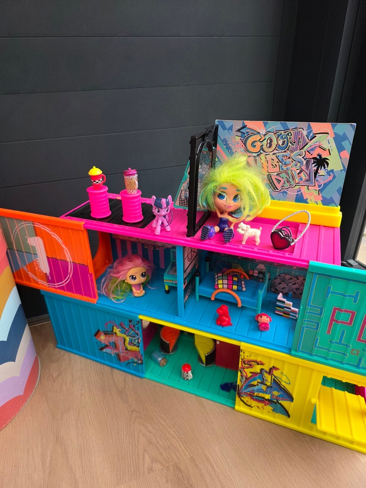 L.O.L. Surprise! OMG Huis met poppen en accessoires, Ophalen of Verzenden, Gebruikt, Poppenhuis