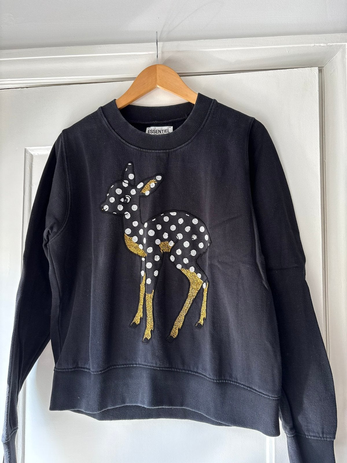 Essentiel Antwerp Zwarte Trui met Bambi Applicatie, Ophalen of Verzenden, Zo goed als nieuw, Maat 42/44 (L), Zwart