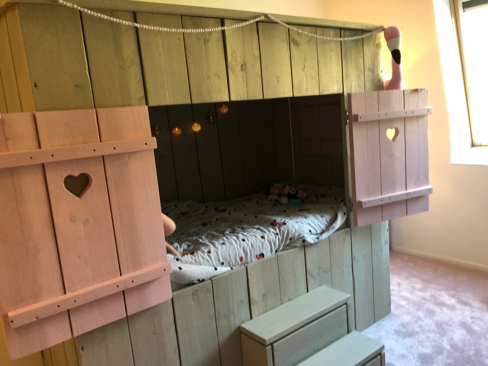 Uniek Steigerhouten Huisbed/ bedstee  met Roze Luikjes, Ophalen, 90 cm, Steigerhout, Zo goed als nieuw