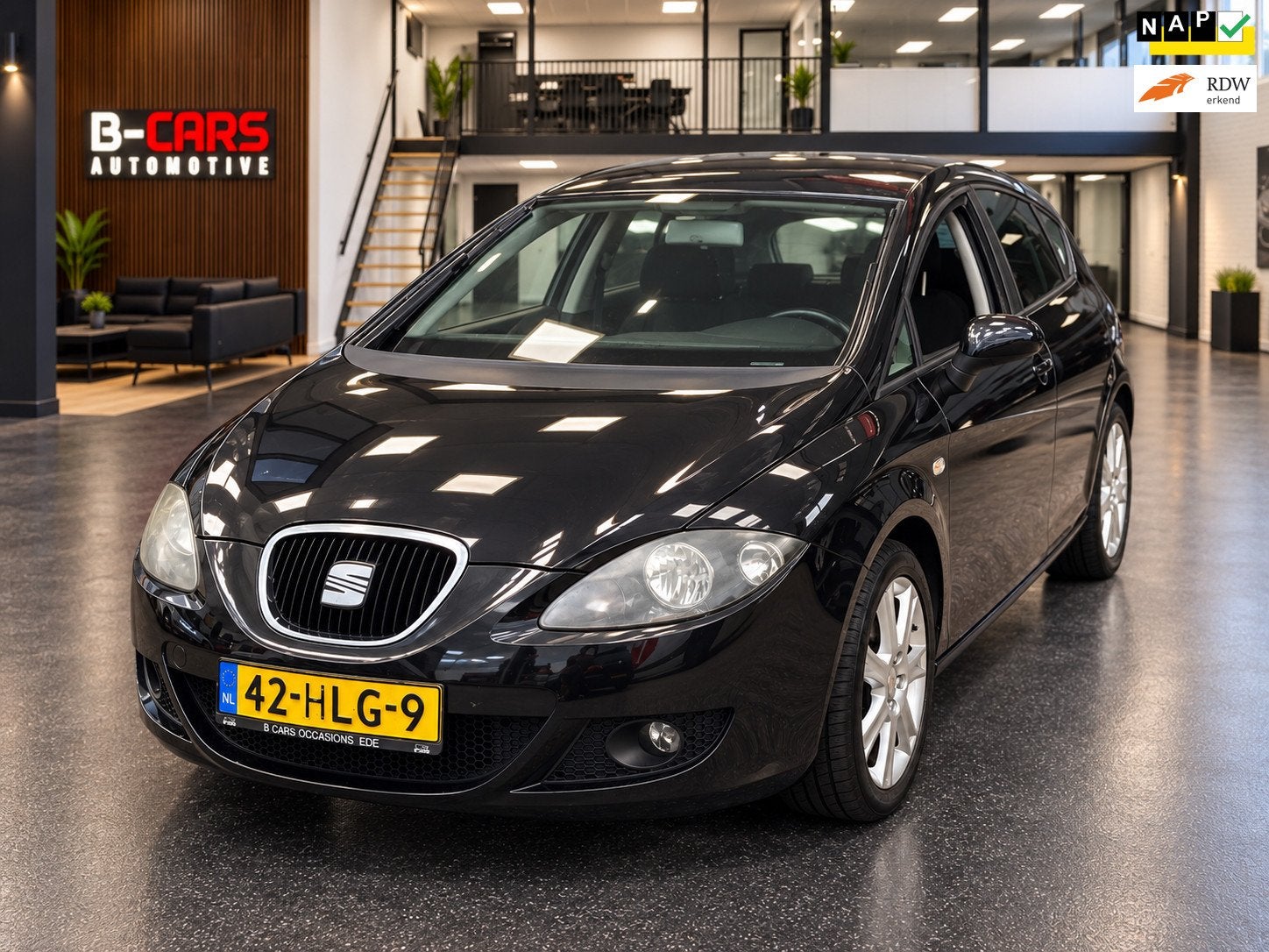Seat Leon 1.6 25 Edition I Airco|Cruisec|Nap|Navi|Carplay, Gebruikt, 4 cilinders, Leon, Zwart