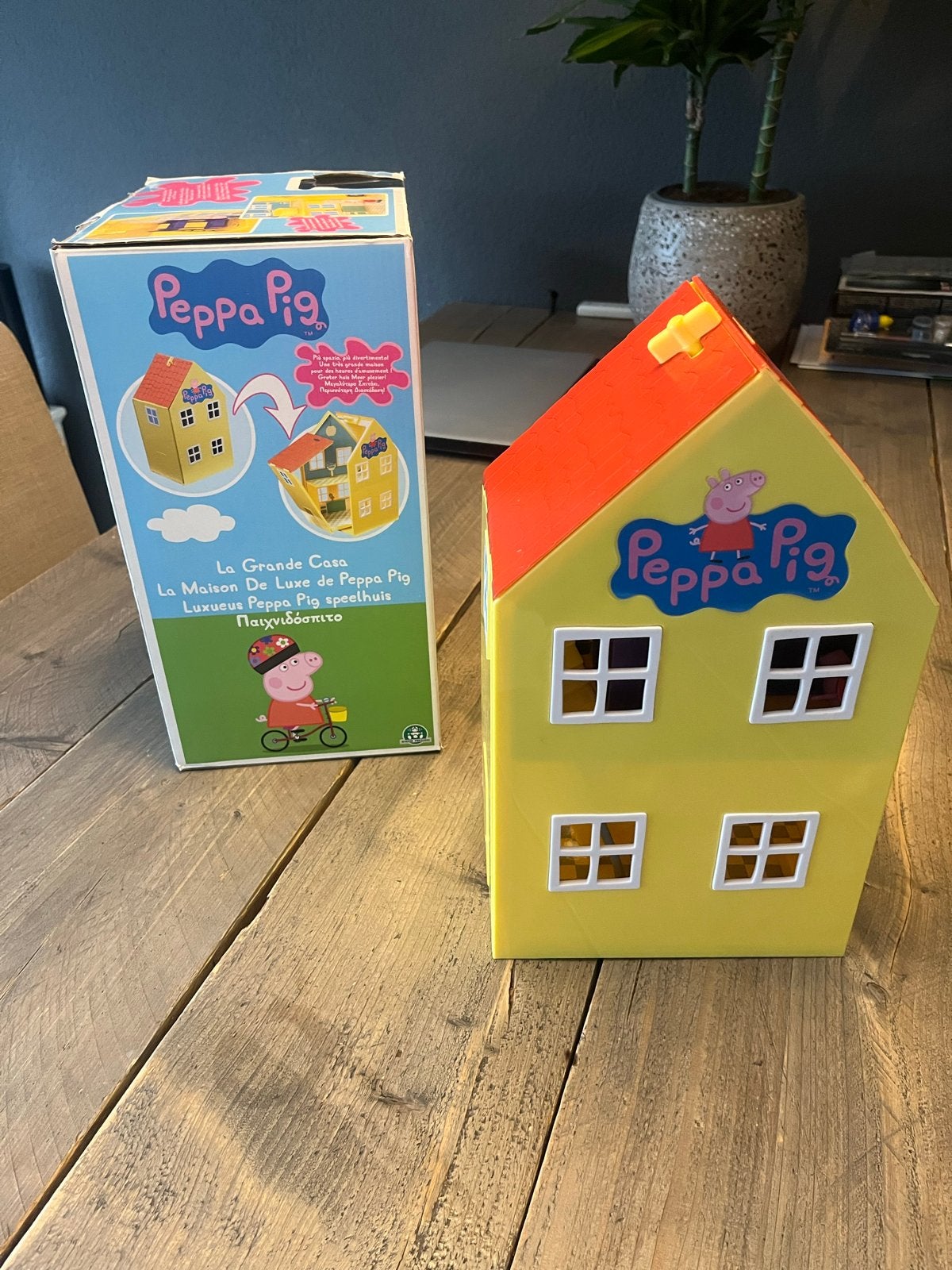 Peppa Pig Speelhuis met accessoires en figuren, Kinderen en Baby's, Ophalen of Verzenden, Zo goed als nieuw, Poppenhuis