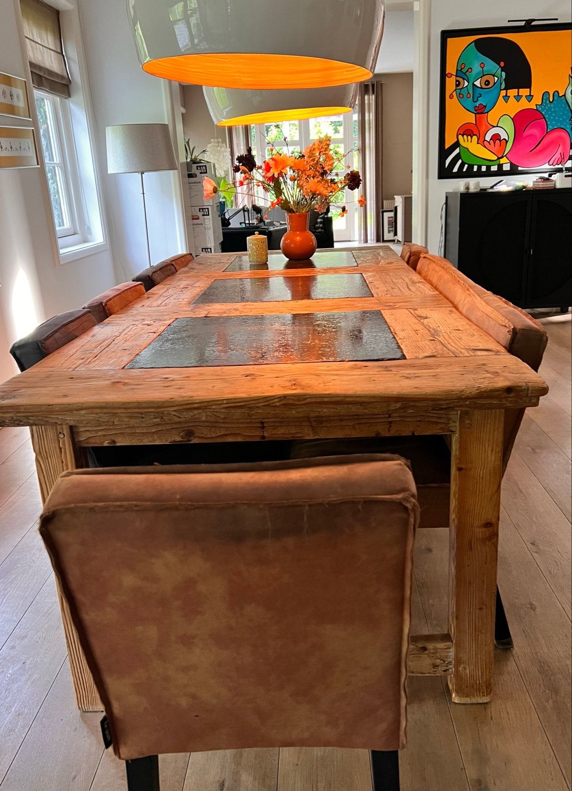 Foto 3 van Grote houten eettafel met natuursteen en 7 zitplaatsen
