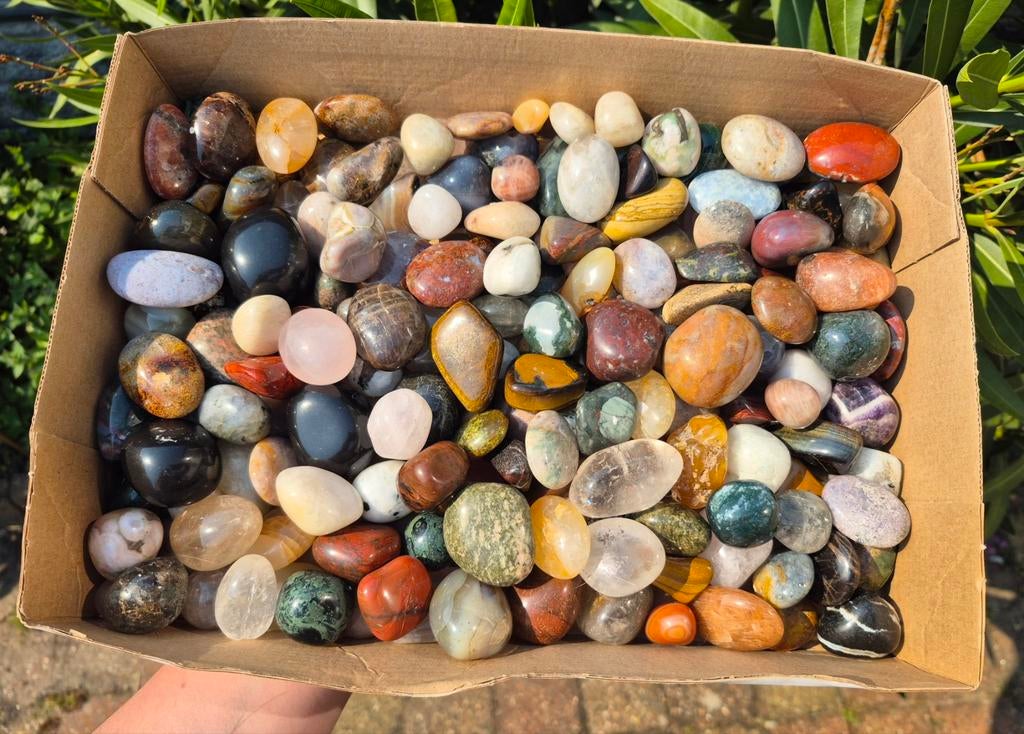 Doos met 3.75 kg trommelstenen mix, Verzamelen, Mineralen en Fossielen, Ophalen of Verzenden