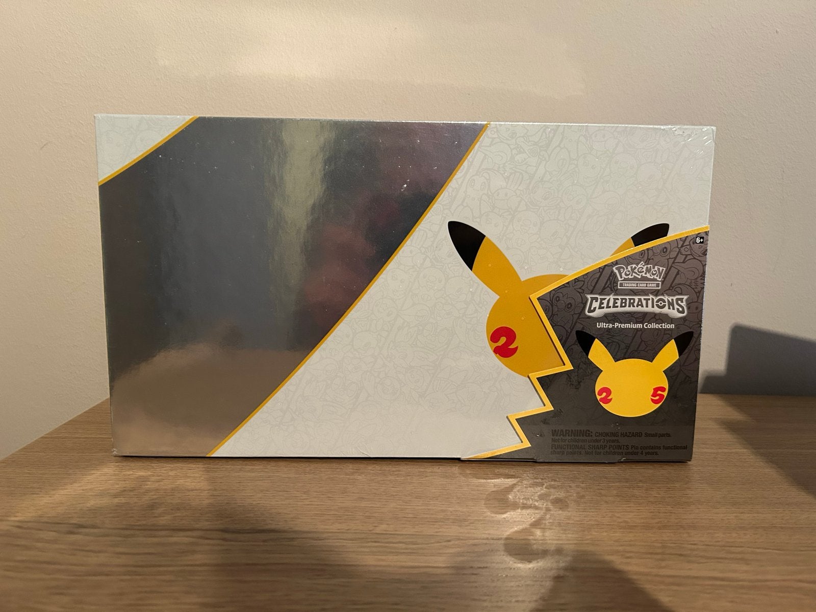 Pokémon Celebrations Ultra Premium Collection Box, Hobby en Vrije tijd, Verzamelkaartspellen | Pokémon, Ophalen, Nieuw, Overige typen
