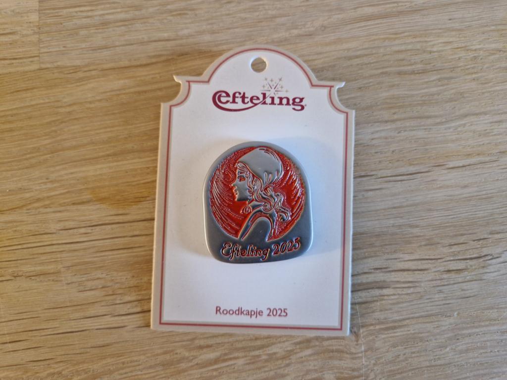 Efteling jaarpin Roodkapje..2025, Ophalen of Verzenden, Nieuw, Button of Speldje