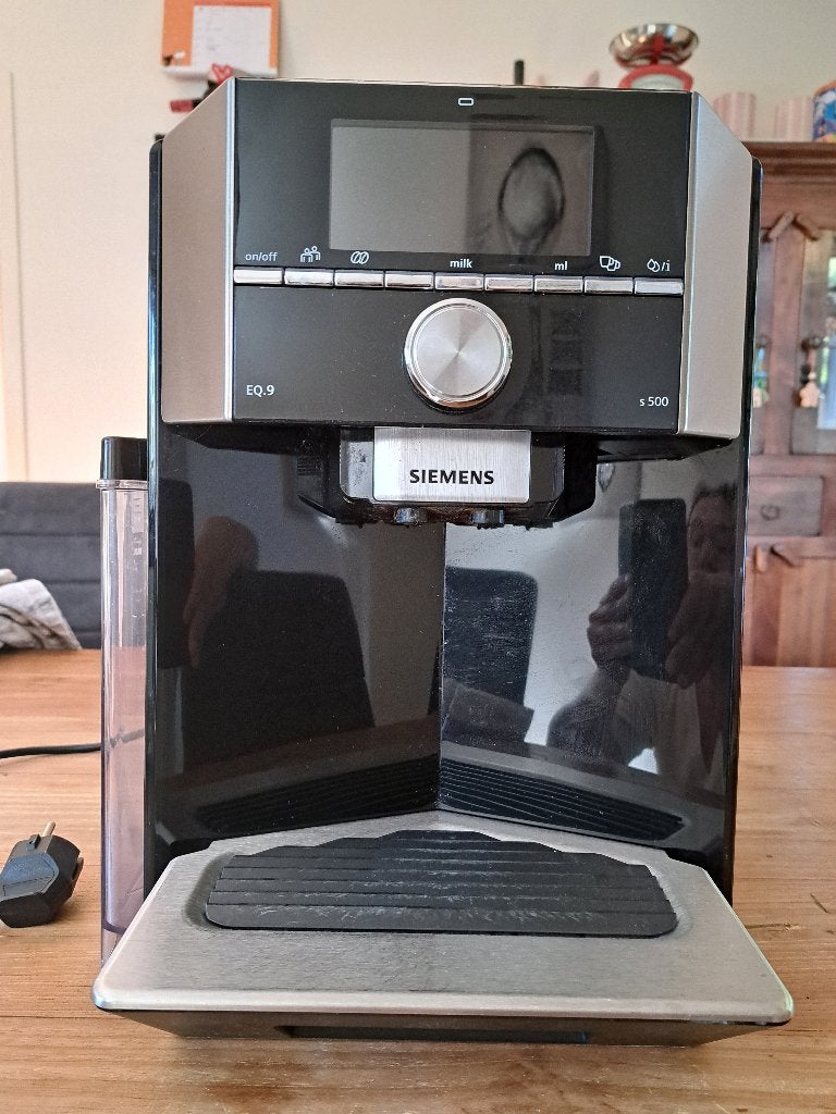 Siemens EQ.9 S500 volautomatisch koffiezetapparaat, Ophalen, Afneembaar waterreservoir, Gebruikt, 10 kopjes of meer