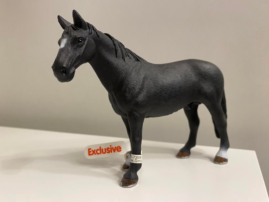 Schleich Exclusive Hannoveraan Hengst met Vaan ~ 72096, Ophalen of Verzenden, Paard, Beeldje of Figuurtje