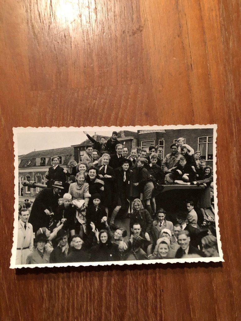 Originele foto mei 1945 Bevrijding Leiden 12,5x8,5 cm., Verzamelen, Ophalen of Verzenden, Overige soorten, Nederland, Foto of Poster