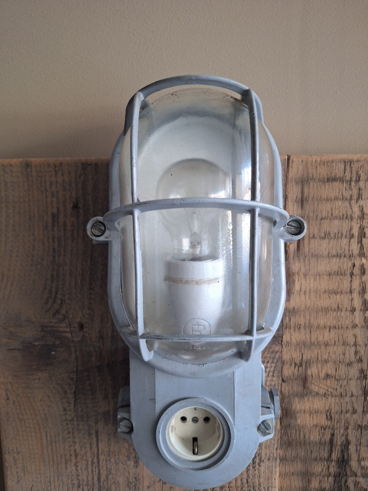 Industriële wandlamp met stopcontact, Ophalen of Verzenden, Netvoeding, 50 tot 250 watt, Wandlamp