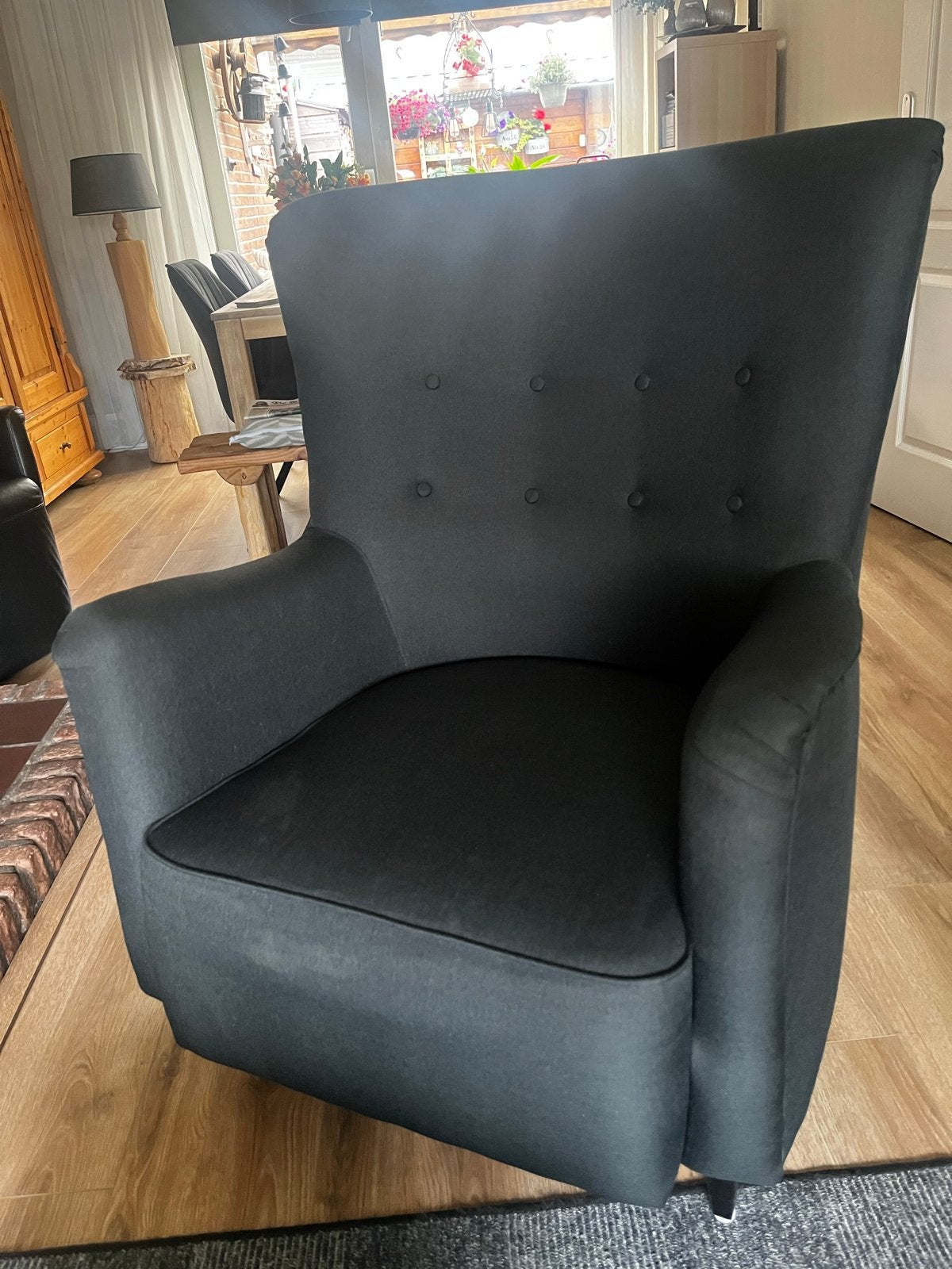 Comfortabele donkergrijze fauteuil met knopen, Huis en Inrichting, Ophalen, Zo goed als nieuw, Stof, 75 tot 100 cm