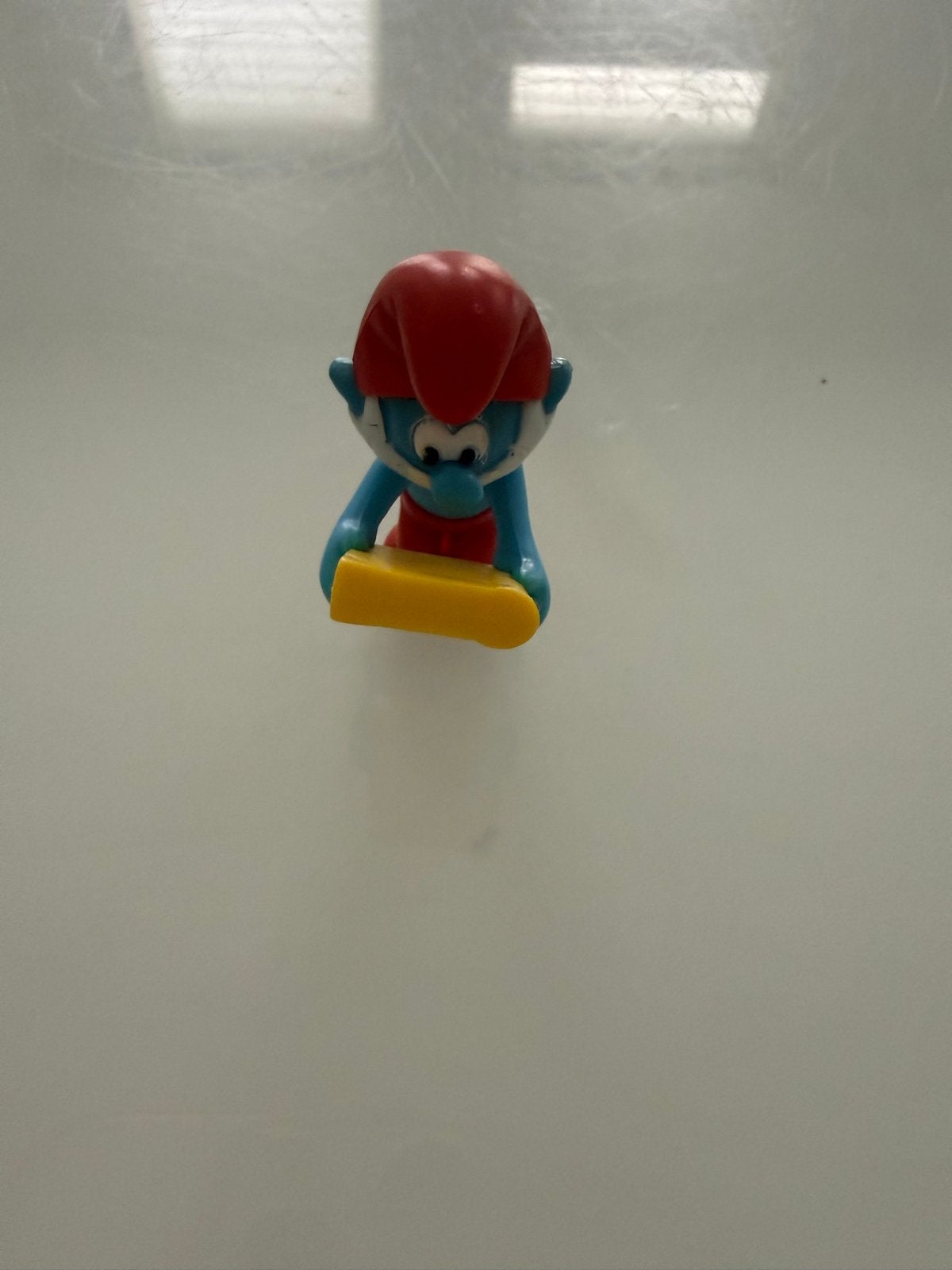 Smurf met rode muts en gele plankje grote smurf, Verzamelen, Ophalen of Verzenden, Gebruikt, Overige Smurfen, Poppetje, Figuurtje of Knuffel
