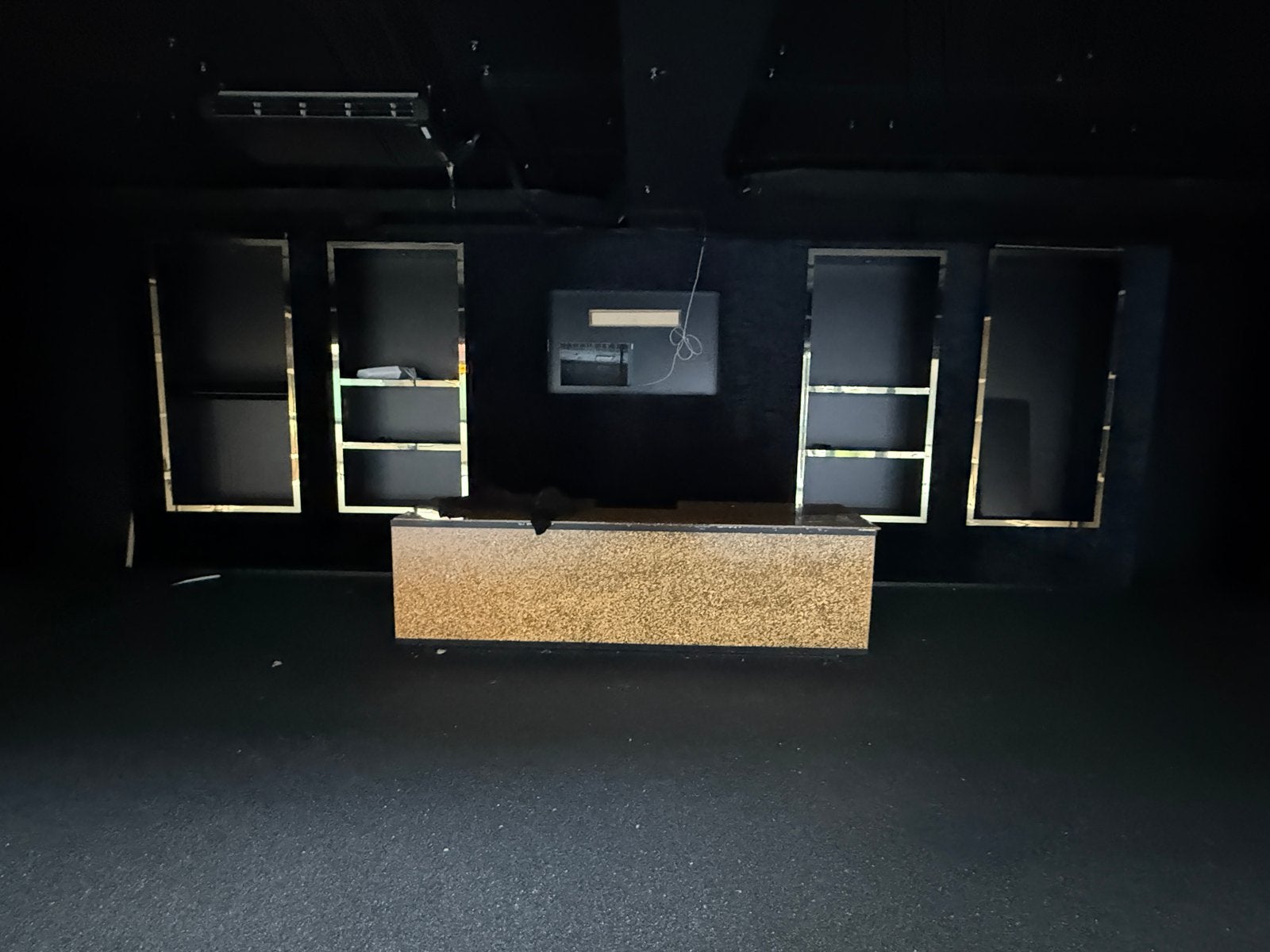 Luxe wandkasten met gouden accenten en verlichting, Huis en Inrichting, Ophalen of Verzenden, Gebruikt