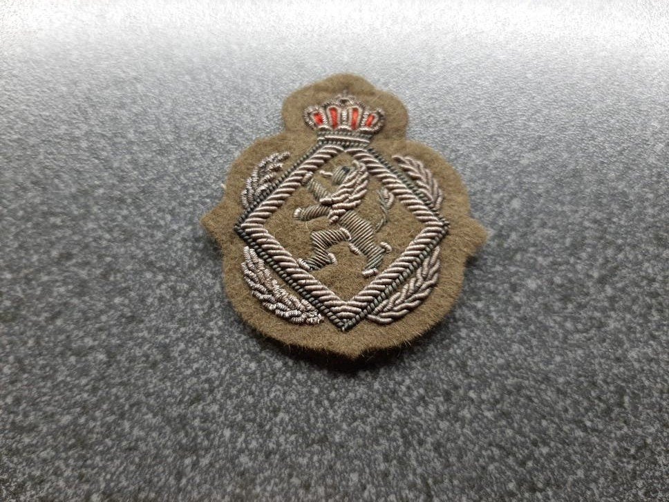 België  - Royal Military School  - Officer Cap Badge 43x40mm, Verzamelen, Militaria | Algemeen, Ophalen of Verzenden, Landmacht