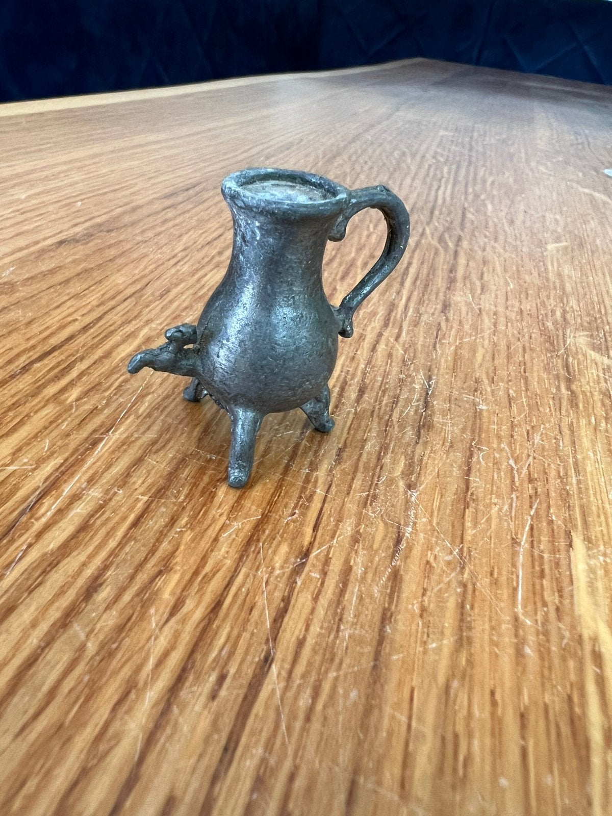 Antieke miniatuur tinnen kan met handvat en drie poten, Ophalen of Verzenden